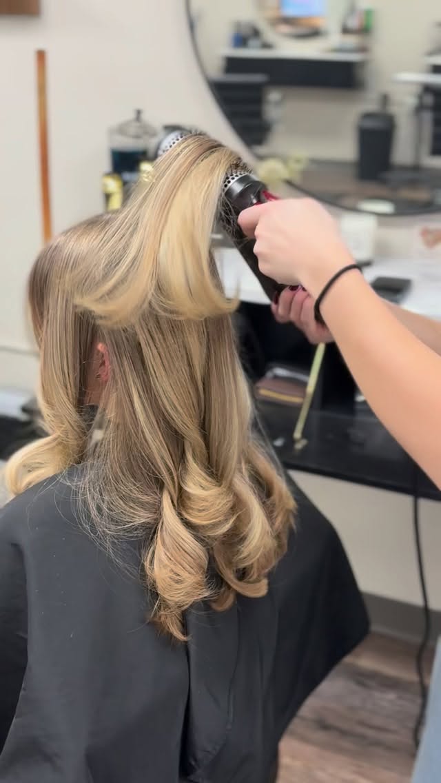 If you haven’t booked a Hollywood blowout with Bella yet…wyd?!
Voluminous, smooth, and made to last all night ✨