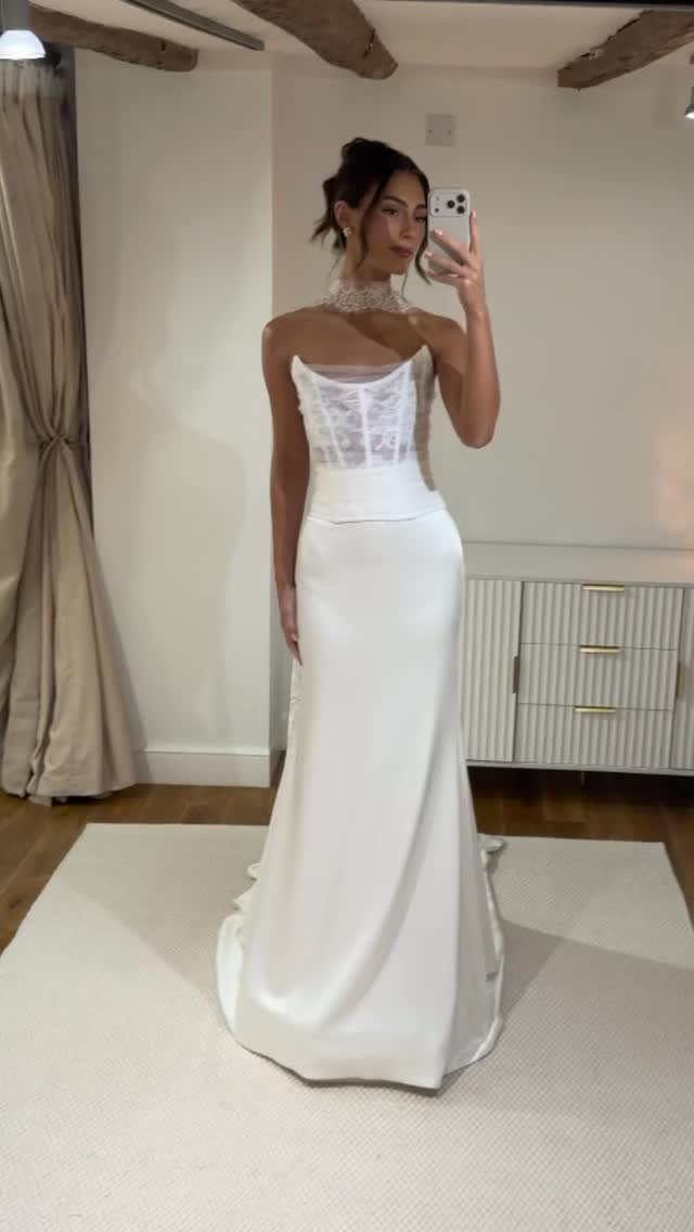 For the bride seeking a unique, modern look - meet the unforgettable Spencer corset
Hair @hairbytosetti
Make up @laurawellsmakeup