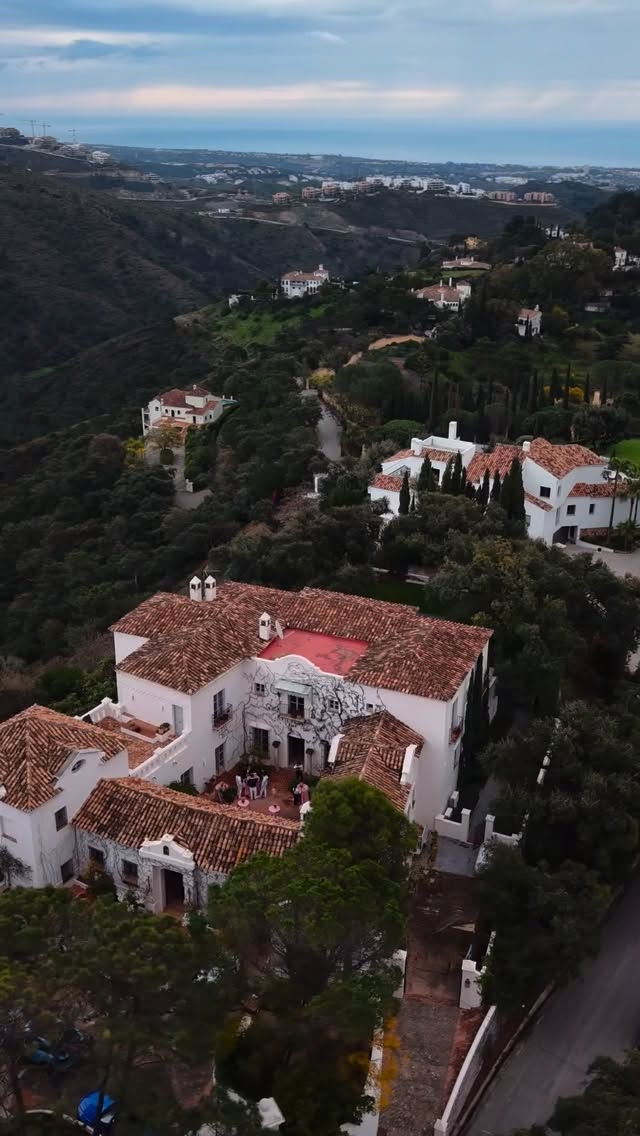 ✨ Experience the elegance and privacy of @fincasantakaterina with a minimum stay of 3 nights — the perfect setting to enjoy a luxury retreat with your friends and family in Marbella.
Spend your days relaxing in a beautiful private estate, surrounded by nature, comfort, and refined living.
And if you wish to mark a special moment during your stay, our team can assist in creating a beautiful dining experience at the villa, with a private chef and bespoke catering service designed to elevate your evening.
On this occasion, we had the pleasure of helping organise a wonderful 18th birthday celebration dinner.
A special thank you to @balloonmanspain for the elegant decoration that made the evening even more memorable. 🎈✨
📩 Get in contact with us to discover our latest offers.
📞 0034 602 687 187
We offer a selection of exclusive villas for rent in Marbella, perfect for luxury stays with family and friends.
#Marbella #LuxuryVillaMarbella #FincaSantaKaterina #LuxuryStayMarbella #MarbellaCatering PrivateChef MarbellaLifestyle MarbellaLuxury