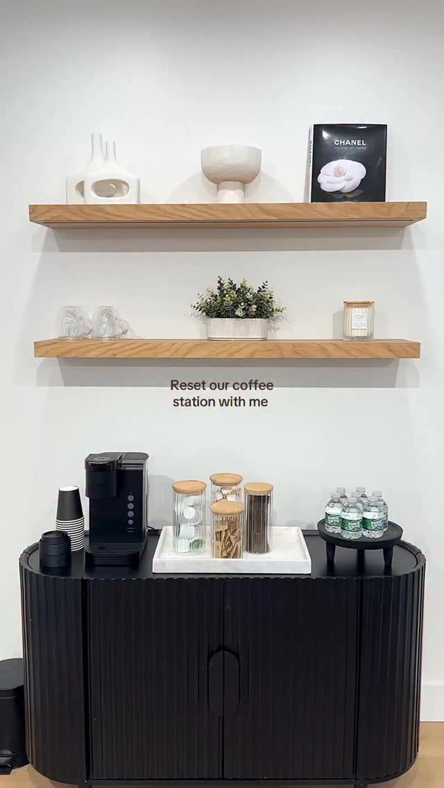 Coffee station reset for the girls who love a latte & a glam sesh ☕️💄💫
#longislandmakeup #longislandmakeupartist #makeupstudio #nymakeupartist #cleaningday