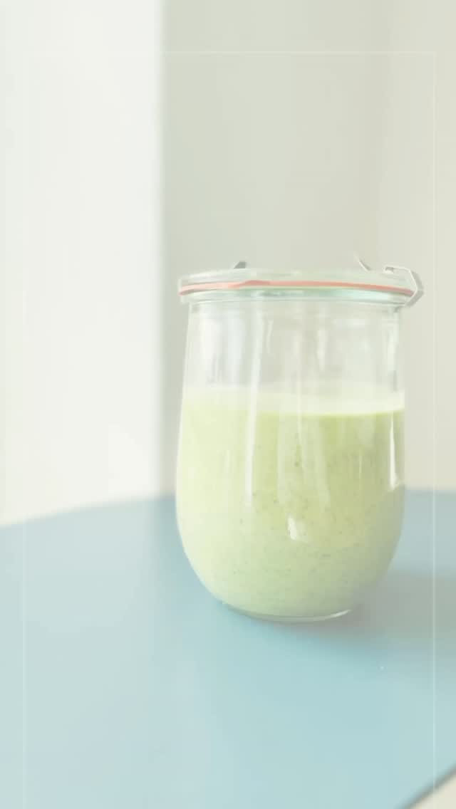 De første små ramsløgsskud er begyndt at titte frem i skovbunden – og det betyder, at sæsonen er i gang.
I dag har jeg lavet en bønnecreme med ramsløg og persille, som vi skal smage til et netværksmøde på fredag, hvor jeg står for maden. Så enkelt – og så fuld af smag.
I kalenderen ligger der to Ramsløg Madværksteder, hvor vi går hele vejen sammen:
Vi starter i skoven og lærer at finde ramsløgene sikkert, taler om forvekslingsmuligheder og deres sundhedsværdi – og bagefter går vi i køkkenet og laver dem til grønne delikatesser som pesto, urtesalt og andre små smagfulde retter.
Det er for dig, der:
• elsker natur og sæsonens råvarer
• gerne vil lære at sanke trygt
• vil have nye ideer til grøn, smagfuld mad
Der er et begrænset antal pladser.
Du kan læse mere og finde datoerne via link i bio.
Hvis du bare gerne vil have opskriften så skriv JA TAK i en kommentar 💚