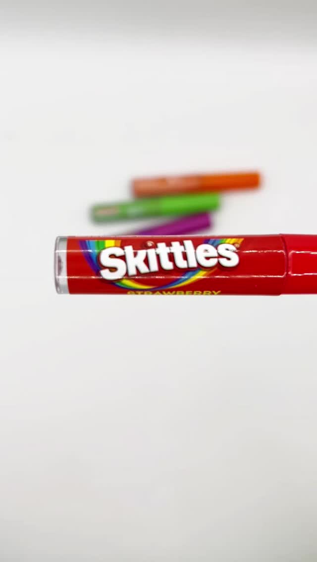 Four fruity Skittles flavours, one juicy finish.
🍓🍊🍋🟩🍇
Which one are you picking? Drop it in the comments 👇🏽
#readmylipsgb #lipgloss #fruitylipgloss #lipglossaddict #rainbow #ukbeauty