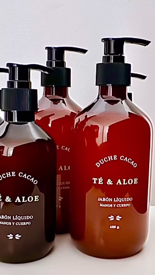 Descubre nuestro Jabón Líquido de Aloe 🌿
Un jabón suave para manos y cuerpo, elaborado con gel de aloe vera y glicerina vegetal, que limpia delicadamente mientras ayuda a mantener la piel hidratada.
Su aroma fresco de verbena envuelve la piel con una sensación limpia, ligera y revitalizante.
Espuma suave, ingredientes naturales y un momento de bienestar en cada uso.#jabonesartesanales #jabonliquido