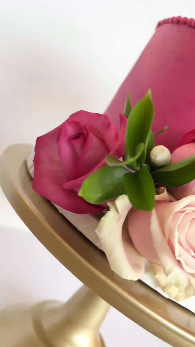 This beauty gets her own reel. A stunning cake for a stunning lady. 🌹
#pinkcake #cakedesign #edibleturquoise #luxecake #pinkbuttercream