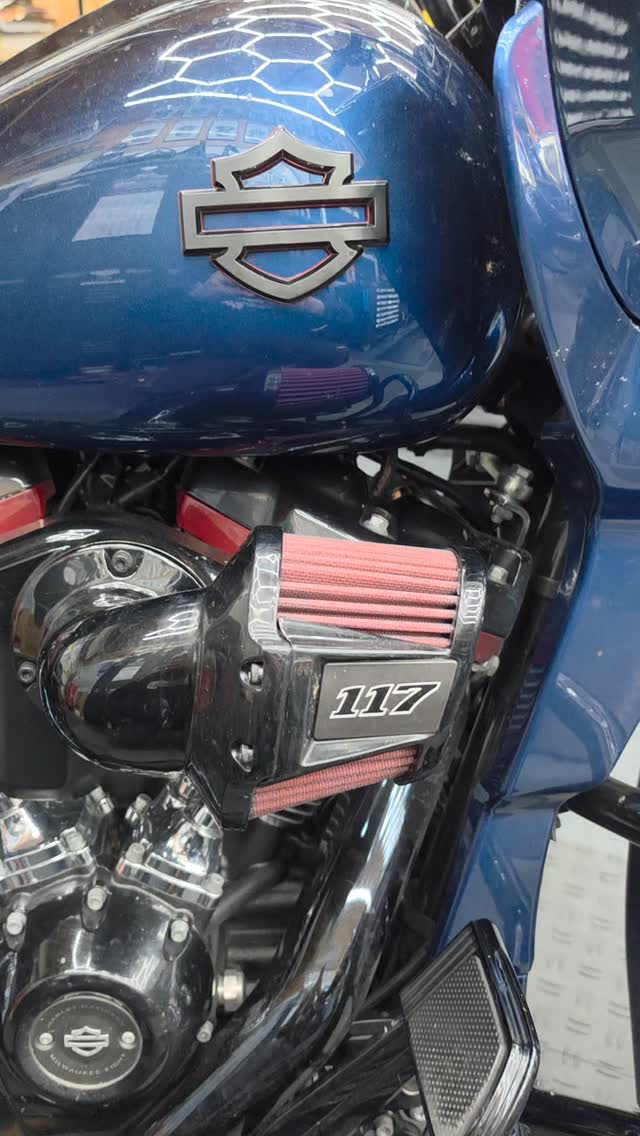 Direkt runter von der Hebebühne – Reel aus der Werkstatt, nicht davor! 🛠️🔥 Die Bikes werden hier bei uns gefertigt ✅ CVO 117 mit vollem Kundendienst, weiteren Screamin' Eagle Upgrades und nötigen Reparaturen erledigt 🦅 Echtes Handwerk braucht kein Tageslicht ⚡️ Abfahrt! 🚀💨🦅🔥
#OSTcustoms #CVO117 #ScreaminEagle #HarleyDavidson #ostcustomsbikes