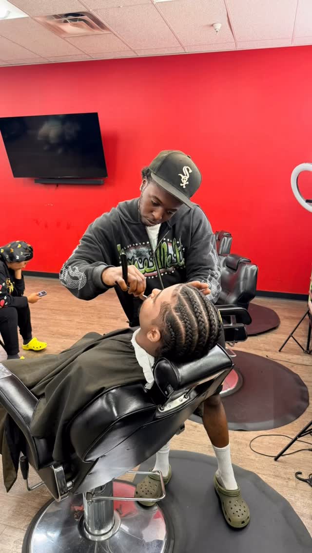 Ziggy @ziggyblendz843 Puttin Hair on the Floor at @cutbarwest located inside the west ashley Walmart in Charleston South Carolina. Walk ins welcome appointments available. #charlestonbarber #summervilebarber #northcharlestonbarber #westashleybarber