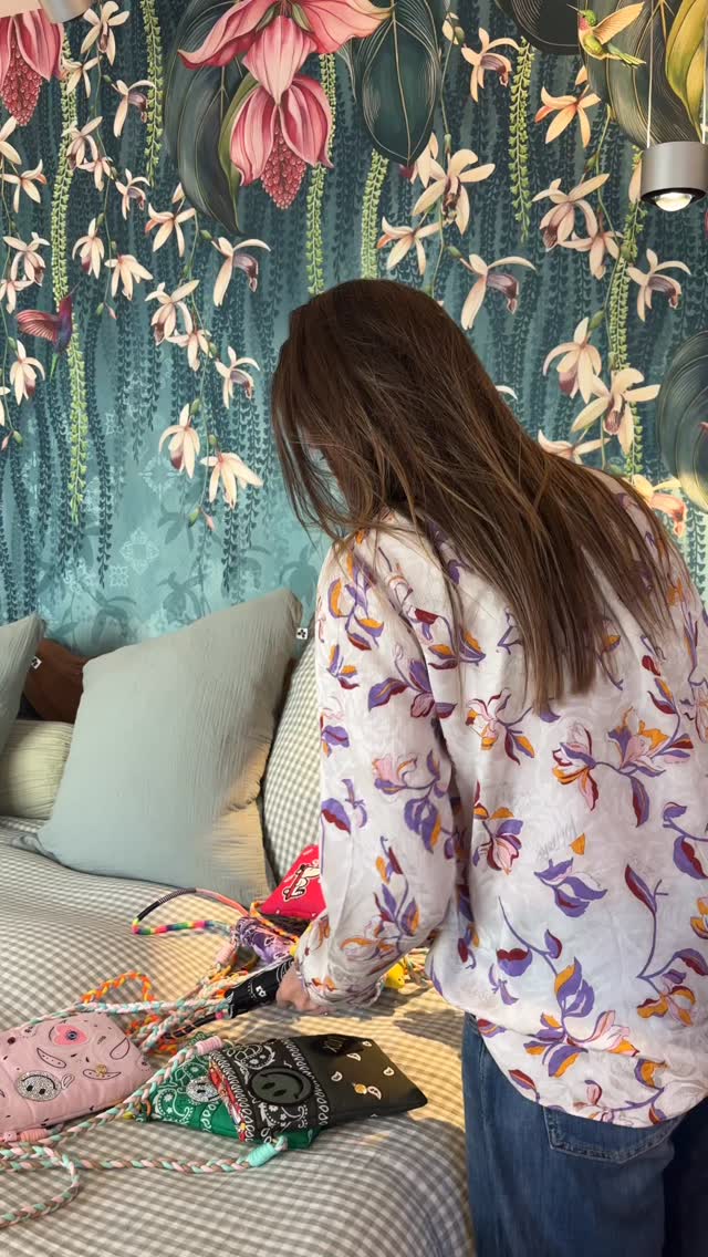 Mini Nomade🥰
Nouveauté!
Petite pochette qui se porte en bandoulière, peut contenir, portable, clés, CB, gloss….le minimum pour partir en virée☺️.
Chaque pièce est unique.
Bandana 100% coton.
Aimant de fermeture centrale.
Bandoulière en fil de nylon tressé.
Tous les patchs sont cousus.
Pampilles divers.
#bandana #cotedazurfrance #artısanat #madeinfrance #nice