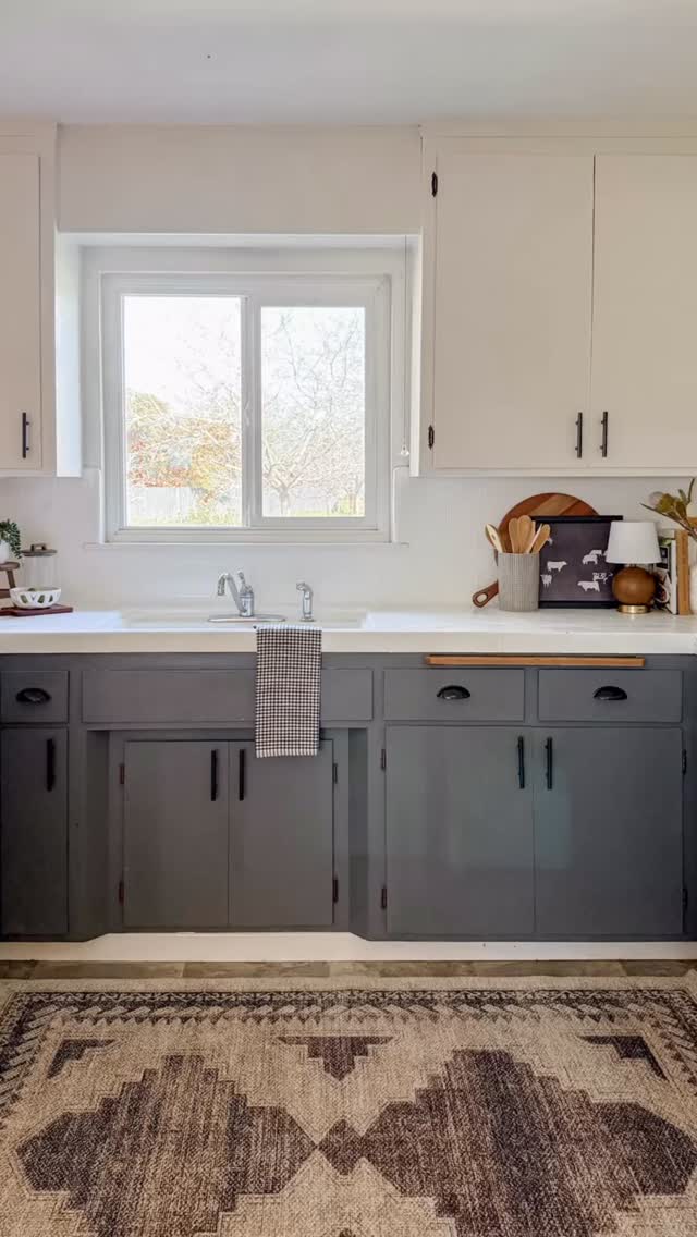 It’s the simple touches. 🤍
A lamp softly glowing in the corner.
Fresh florals on the table.
Layered pillows.
A rug that warms up the whole room.
None of it is loud. None of it is overdone.
But together? It changes everything.
Because here’s the truth:
If you don’t feel something when you walk into a house… you won’t buy it.
Buyers don’t fall in love with square footage.
They fall in love with how a home makes them feel.
Comfort.
Warmth.
Possibility.
Belonging.
That emotional connection?
That’s what staging creates.