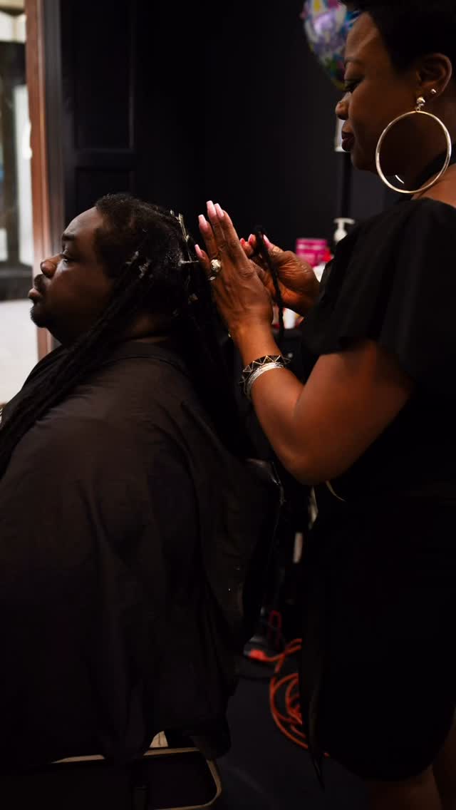 Kim @heelz1967 doing a retwist at @cutbarnorthwoodsmall near Dillards walk ins welcome appointments available. #northcharlestonbarber #charlestonbarber #northcharlestonbarbershop #summervillebarber #veteranownedbusiness