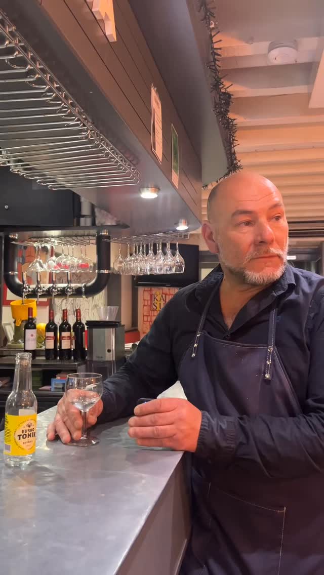 Micro-Trottoir Eusko Tonik 🎤
Dégustation de la semaine : notre nouveau Eusko Tonik ✨
Une nouvelle signature rafraîchissante et pétillante qui vient compléter notre gamme Euskola. 😋
~
Aste honetako jastaketa: gure Eusko Tonik berria ✨
Freskagarria eta txingarria den sinadura berria, gure Euskoola gama. 😋
~
Degustación de la semana: nuestro nuevo Eusko Tonik ✨
Una nueva firma refrescante y burbujeante que completa nuestro gama de Euskola. 😋
#euskola #euskotonik #microtrottoir #nouveauté