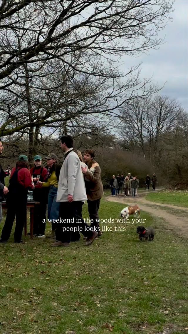you and your people in a cabin in the woods.
This is Cabane Oscar Experience by Maison Oscar.
Info and bookings via bookings@maisonoscar.be or via link in bio.