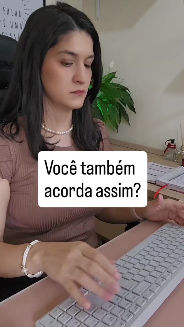 Muita gente acha que está apenas cansada.
Mas, na verdade, está mentalmente exausta.
É acordar já pensando em tudo que precisa resolver.
É revisar conversas antigas na cabeça.
É imaginar problemas que nem aconteceram.
É se cobrar para dar conta de tudo.
E quando o cansaço aparece, ainda vem a culpa:
"Eu devia ser mais forte."
Mas não é falta de força.
Quando a mente passa tempo demais em modo alerta, ela não descansa de verdade.
O corpo até para… mas os pensamentos continuam trabalhando.
E isso vai acumulando tensão, preocupação e esgotamento.
🌿 Uma forma simples de aliviar isso no dia a dia:
Quando perceber que a mente começou a correr, faça uma pausa curta:
• Inspire devagar pelo nariz contando até 4
• Solte o ar lentamente pela boca contando até 6
• Repita algumas vezes
Essa respiração mais longa ajuda o corpo a entender que não há perigo agora.
Pode parecer pequeno, mas esse tipo de pausa começa a ensinar o cérebro a sair do estado constante de alerta.
E quando você aprende a fazer isso com mais frequência, a mente começa a encontrar mais espaços de calma ao longo do dia.
✨ Foi exatamente pensando nisso que eu criei o Ciclos de Mim.
Ele é um planner terapêutico que te ajuda a desacelerar a mente, organizar pensamentos e criar pequenos rituais de autocuidado ao longo do mês.
Não é só um planner.
É um espaço para respirar, refletir e se reconectar com você mesma.
Se quiser conhecer melhor, escreva Ciclos aqui nos comentários que eu te envio as informações. 💛
E salva esse post para reler nos dias em que a mente estiver pesada demais.