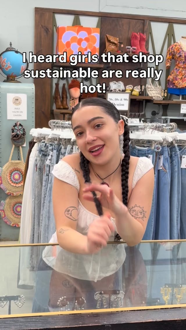 Sustainability never goes out of style 💋 We pride ourselves on providing high quality, curated, and sustainable vintage just for YOU! Channel your inner hot girl & shop with us today 😈
#timewarpbr #shoplocal #midcitybr #vintagefashion #vintage