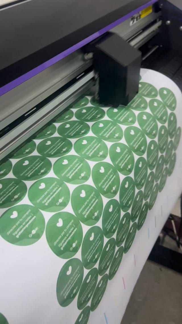 Stickers troquelados ✨
¡Sabemos lo importante que la imagen es para tu marca! Cotiza con nosotros tus adhesivos en la medida y forma que desees :)