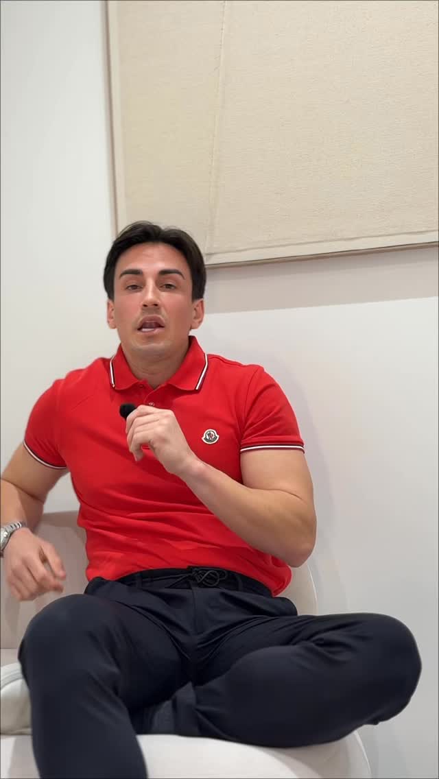 🧠 La obesidad no es solo cuestión de fuerza de voluntad
Durante mucho tiempo se ha simplificado el problema diciendo que todo se reduce a comer menos y moverse más…
pero la realidad es bastante más compleja.
Vivimos en una sociedad cada vez más sedentaria, con menos movimiento, más pantallas y con alimentos muy calóricos disponibles constantemente.
Todo esto tiene consecuencias:
fatiga, baja energía, alteraciones metabólicas y un aumento del riesgo de obesidad.
Por eso el abordaje debe ser integral:
🥗 una alimentación equilibrada tipo dieta mediterránea
🏋️ entrenamiento de fuerza para mejorar el metabolismo
🧬 cuidado de la microbiota intestinal
Y en algunos pacientes, también podemos utilizar herramientas farmacológicas actuales que ayudan a regular el apetito y facilitan el proceso cuando los cambios de hábitos por sí solos no son suficientes.
Porque la obesidad no es solo una cuestión de fuerza de voluntad, sino el resultado de múltiples factores que necesitan un enfoque médico completo.
👉 Si estás intentando mejorar tu salud o controlar tu peso, pide tu valoración con el Dr. Martín y te ayudaremos a encontrar el enfoque adecuado para ti.
#Obesidad #SaludMetabólica #Nutrición #Medicina #ControlDePeso DrMartin ClinicaCuidem SaludIntegral