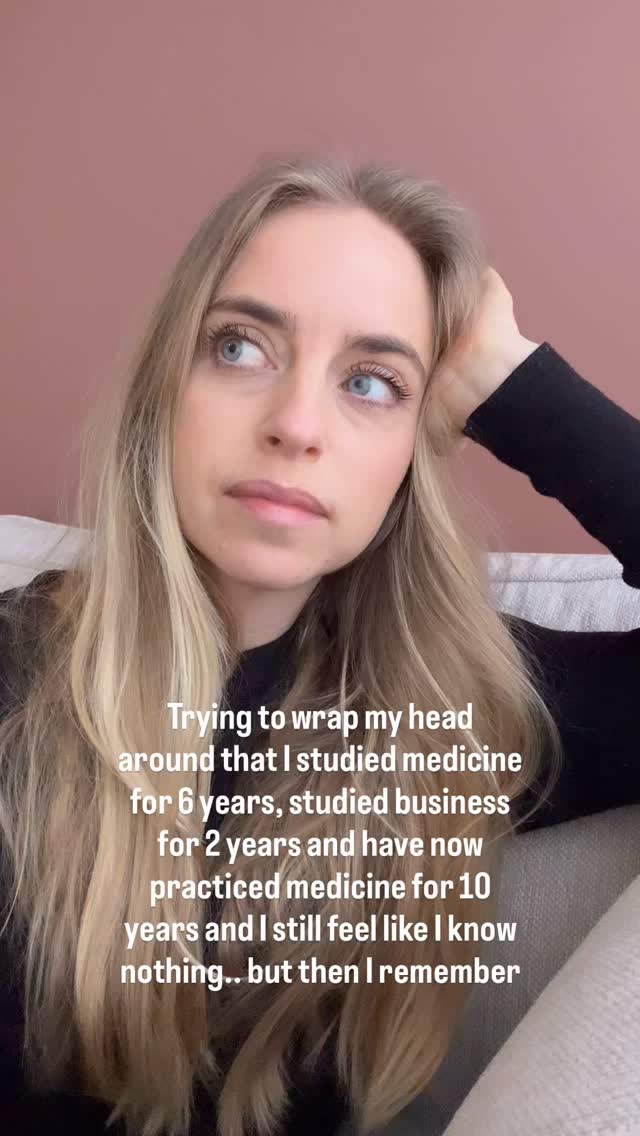 Ibland tÀnker jag pÄ hur starkt jantelagen fortfarande lever i oss. SÀrskilt hos mÄnga kvinnor.
Vi lÀr oss tidigt att inte ta för mycket plats. Att inte sÀga att vi Àr bra pÄ nÄgot. Att tona ner vÄr kunskap och ibland till och med ursÀkta oss innan nÄgon annan ens hunnit ifrÄgasÀtta oss.
Jag har studerat medicin i 6 Ă„r och arbetat med behandlingar i över 10 Ă„r. Jag Ă€r bĂ„de sjuksköterska och utbildad inom kinesisk medicin. ĂndĂ„ kan jag ibland kĂ€nna tvivel pĂ„ min egen kunskap. Inte för att jag saknar utbildning eller erfarenhet men för att det dels Ă€r svĂ„rt med kinesisk medicin men ocksĂ„ för att âhur vet jag om det var mina behandlingar som hjĂ€lpte?â.
Inom kinesisk medicin finns sÀllan bara ett rÀtt svar. Det finns mÄnga sÀtt att se pÄ ett tillstÄnd, mÄnga sÀtt att behandla, mÄnga perspektiv som kan vara rÀtt samtidigt. Det krÀver ödmjukhet inför komplexiteten men det kan ocksÄ göra att man ibland ifrÄgasÀtter sig sjÀlv.
Men erfarenhet lÀr ocksÄ nÄgot viktigt:
att kunskap inte handlar om att veta allt, utan om att fortsÀtta vara nyfiken, lyhörd och vilja förstÄ mer och se resultat.
Och resultat blir det đ„čâ„ïžđđŒ