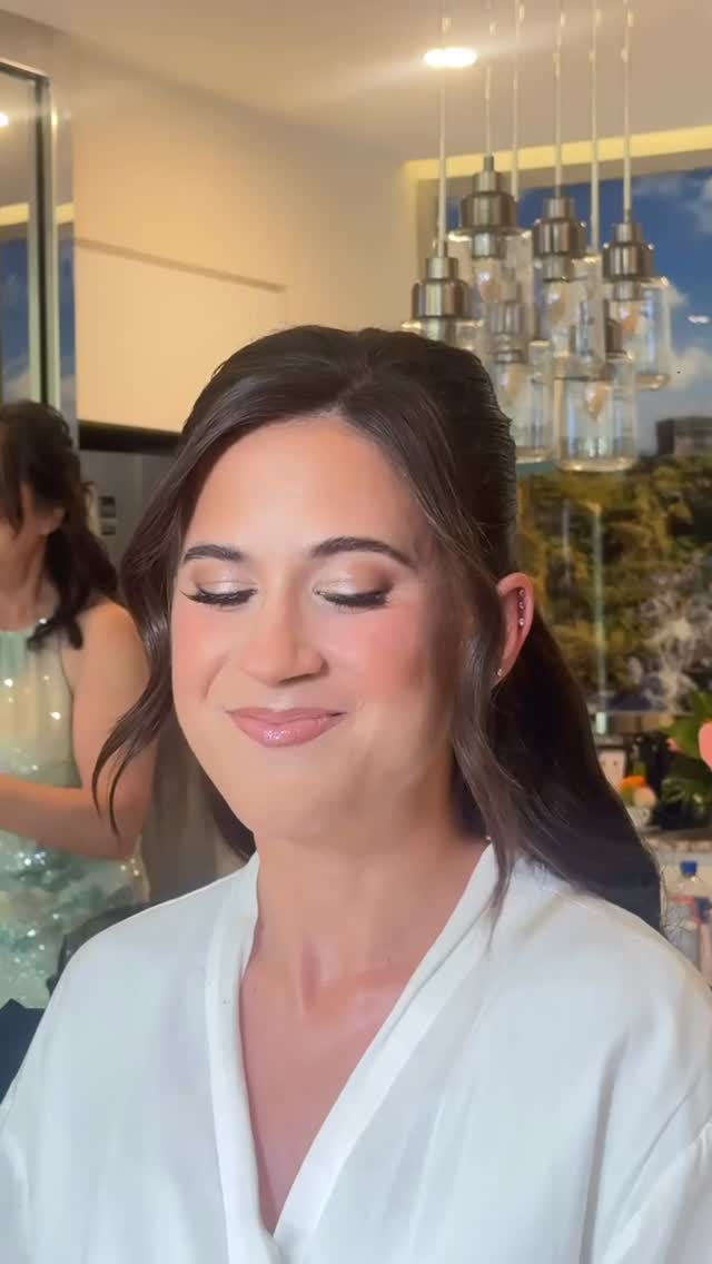 Bridal glam for my gorgeous client Erica 🤍 we did a soft glam makeup with brightness and bronzed skin + a halfup hairstyle with curls + this beautiful gown from @jennyyoonyc
MUAH @bysandymendez
PH @rosemaryjphotography
VENUE @garzablanca.cancun
VIDEO @momentumweddings
DECOR @pinkcamellia.mx
SHOES @ninashoes
#beachwedding #bridalmakeup #halfup #rivieramaya