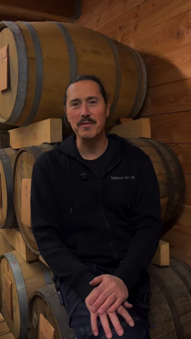 Et si la distillerie était une odeur, une saison, une émotion ? ✨
Aujourd’hui, c’est Gilles, fondateur de Maison Victors et maître distillateur, qui se prête au jeu du portrait chinois.
Entre passion, savoir-faire et patience, il imagine les recettes, supervise la production et veille à chaque détail pour donner vie aux spiritueux de la maison.
Découvrez Gilles, celui qui est derrière chaque création et qui écrit au quotidien l’histoire de la distillerie ❤️🔥
#distillerie #fondateur #maitredistillateur #artisanat #equipe
L’abus d’alcool est dangereux pour la santé, à consommer avec modération.