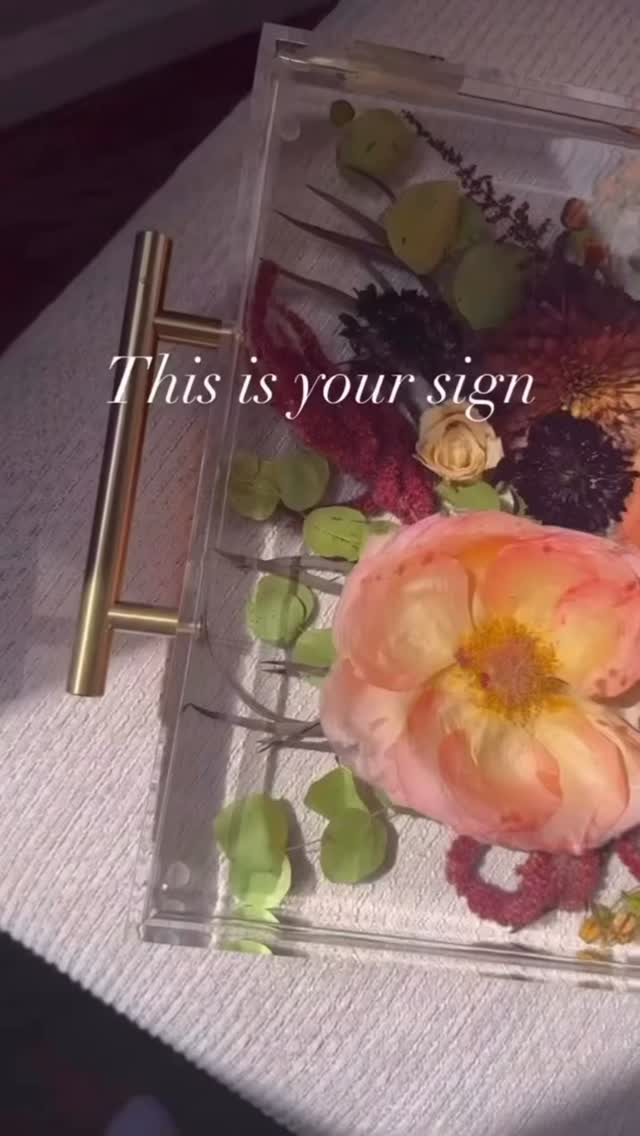 Unsure about the perfect tray for you?
Check out our newest blog on our website to help guide you to choosing the right tray and size!
#floralpreservation #bridalbouquet #weddingflowers #weddingvendor #resinfloralpreservation