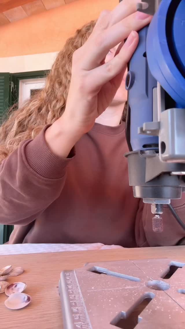 Como diseñadora y artesana, sé que las redes sociales han cambiado cómo vemos el trabajo y el tiempo. Parece que si no mostramos lo que hacemos, no existimos… y si lo mostramos, parece que somos grandes profesionales.
Pero compartir nuestro trabajo no define nuestro valor, y no compartirlo tampoco significa que no estemos creando. Hay procesos que solo necesitan paciencia, manos y dedicación. Para mí, las redes son un portafolio abierto al mundo, no una obligación.
Si no te apetece subir nada por días, semanas o incluso meses, no pasa nada. Cuando vuelva la inspiración (o las ganas), simplemente comparte, como me ha pasado a mí desde mi último post en enero. Hoy, os comparto este vídeo trabajando en mi próxima pieza: un proyecto en el que llevo un año recolectando chirlas de restaurantes. Cada concha tiene su propia historia, y los agujeros no salen con taladro: los voy erosionando con paciencia, poco a poco.
Es un proceso de prueba y error: la presión con las manos puede romperlas, y la lija de la broca moverse o incluso salir volando 🤭🧘🏼♀️.
Sé fiel a lo que sientes: tu proceso sigue teniendo valor aunque no esté en redes. 🤍
______
#patstrenc #patstrencfashionandart #patstrencartesania #patstrenccrafts #patstrenc♻️