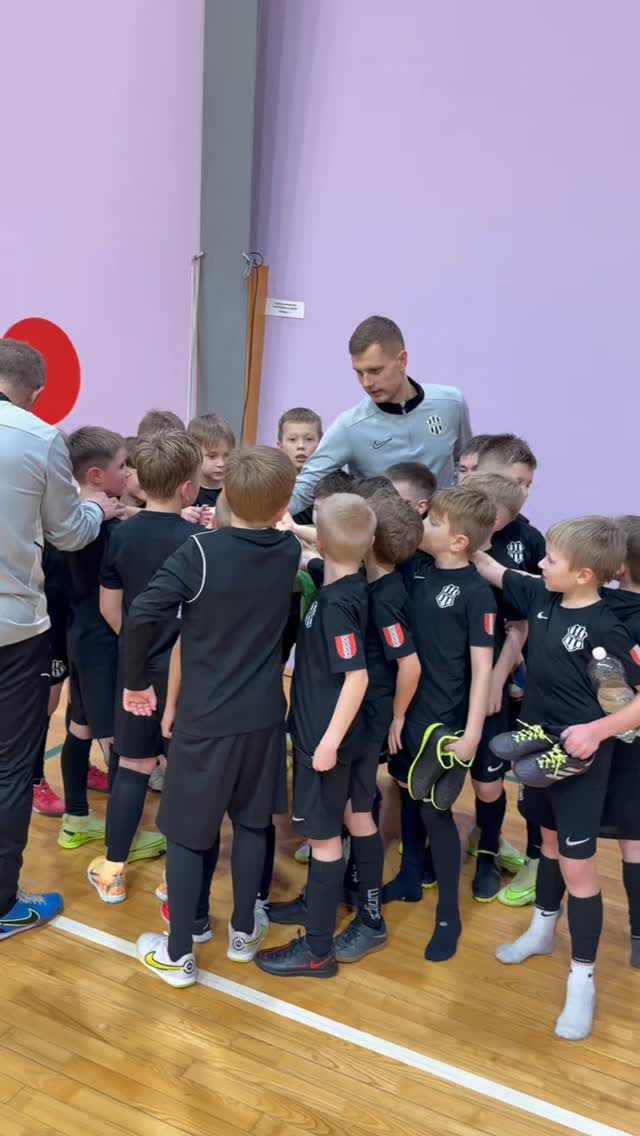Kas notiek FK Valor elites treniņos? ⚽🔥
Ieskatījāmies treniņa aizkulisēs un uzdevām dažus jautājumus FK Valor kluba vadītājam Renāram Šķesteram Kambalam – par komandas mērķiem, attīstību un to, kas nepieciešams, lai spēlētu elitē.