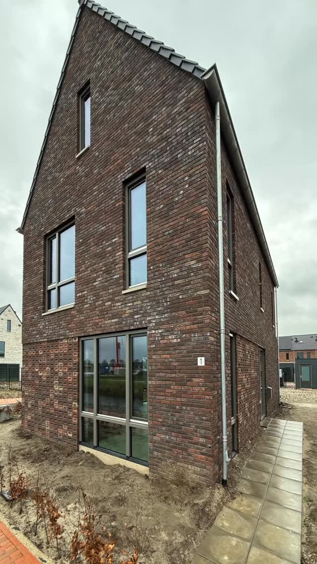 🚀Benieuwd wat we voor jouw woning kunnen betekenen? Vraag een offerte via de website of plan je gratis adviesgesprek aan huis.
In deze nieuwbouwwoning mochten we een PVC walvisgraat leggen en egaliseren.
#walvisgraat #pvcvloer #vloerenspecialist #adviesaanhuis #nieuwbouw