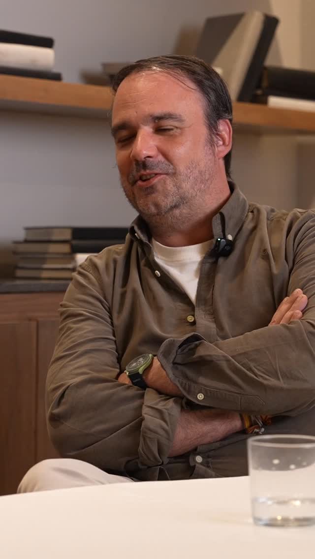 “Detrás de cada gran plato, hay una historia que merece ser contada.” 👨🍳📖✨
En el Episodio 46 de Paladares y Relatos 🎙️ conversamos con el Chef Borja Ferrero @borjafsoto sobre lo que realmente ocurre más allá de una cocina de alto nivel en @grupocarolo 🍽️🔥.
Desde su llegada de España 🇪🇸 hasta los desafíos de “meterse al barro” junto a su equipo en @blanco_castelar 👨🍳🤝, Borja comparte lecciones de resiliencia, liderazgo y compromiso real 💬✨.
Este clip es solo un fragmento de una charla profunda sobre lo que significa ser humano en una industria exigente, intensa y formadora de carácter 💭🔥.
🎧🎙️ Escucha el episodio completo en Paladares y Relatos:
👉 YouTube 📹
👉 Spotify 🎵📽️
👉 Apple Podcasts 🍎
#PaladaresYRelatos #BorjaFerrero #GrupoCarolo #Gastrosophia #PodcastGastronomico #CulturaGastronomica