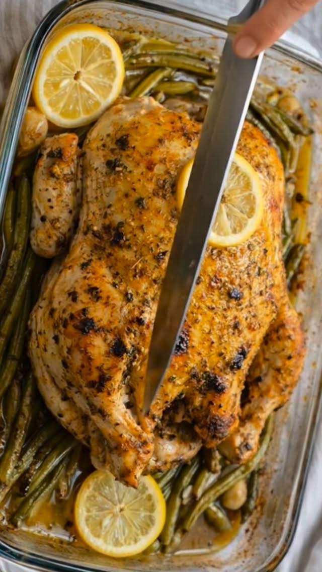 Pollo al limón y hierbas que queda jugoso por dentro y dorado por fuera 🍋✨
Este es de esos platillos que parecen complicados , pero en realidad son facilimos.
Primero se hornea lentamente en una salsa aromática de limón, ajo y hierbas… y al final se termina en broil para que la piel quede dorada y crujiente.
Perfecto para comida familiar o para cuando quieres algo especial sin complicarte.
Guarda esta receta porque la vas a repetir muchas veces.
Ingredientes:
• 1 pollo entero
• 1 cda aceite de oliva
• sal y pimienta negra al gusto
• 1 cdta paprika
Salsa de hierbas:
• 1 cda tomillo
• lemon pepper al gusto
• 2 dientes de ajo rallados
• ralladura de 1 limón
• jugo de 1–2 limones
• 6 cdas aceite de oliva
• ½ cdta sal
• ¼ cdta pimienta
• 2 tazas agua con consomé
Preparación:
1. Precalienta el horno a 180 °C.
2. Seca el pollo y colócalo en un refractario.
3. Úntalo con aceite de oliva, sal, pimienta y paprika.
4. Mezcla en un bowl todos los ingredientes de la salsa.
5. Vierte la salsa alrededor del pollo.
6. Hornea 40–45 minutos, bañando el pollo con sus jugos a la mitad del tiempo.
7. Cambia el horno a broil y cocina 10–15 minutos más hasta que la piel esté dorada y crujiente.
8. Sirve con la salsa del fondo del refractario.
Tip:
Baña el pollo con la salsa justo antes del broil para que tome todavía más sabor.