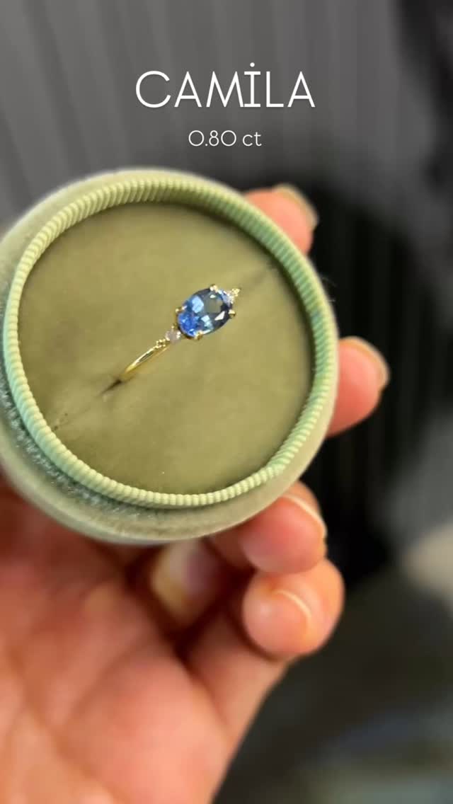 Klasik Safir rengini unutun. Karşınızda derinliğiyle büyüleyen petrol mavisi bir aşk hikayesi.. 💍💙
#tektas #safir #pırlanta #evlilik #düğün