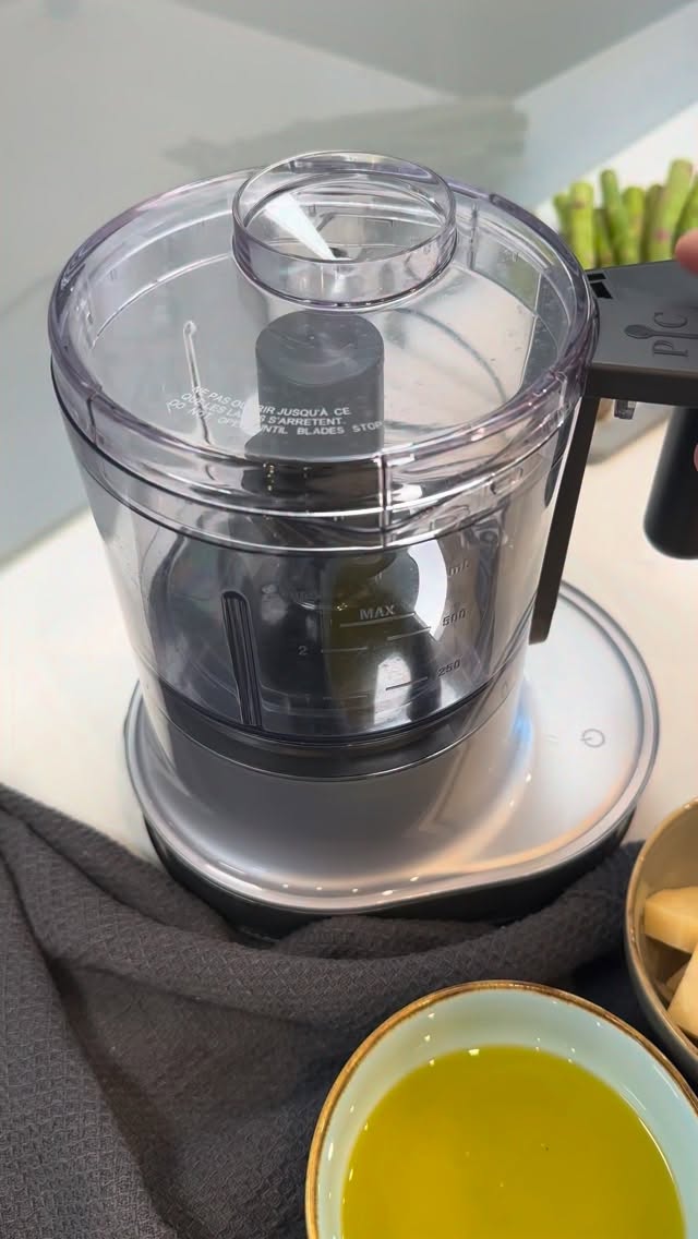 Parmesan aus dem Multizerkleinerer Up & Down von Pampered Chef. Sekundenschnelle frisch duftenden Parmesan - Voila gar keine große Sache ♥️
#pamperedchefdeutschland #multizerkleinererupanddown #multizerkleinererpamperedchef #parmesanreiben