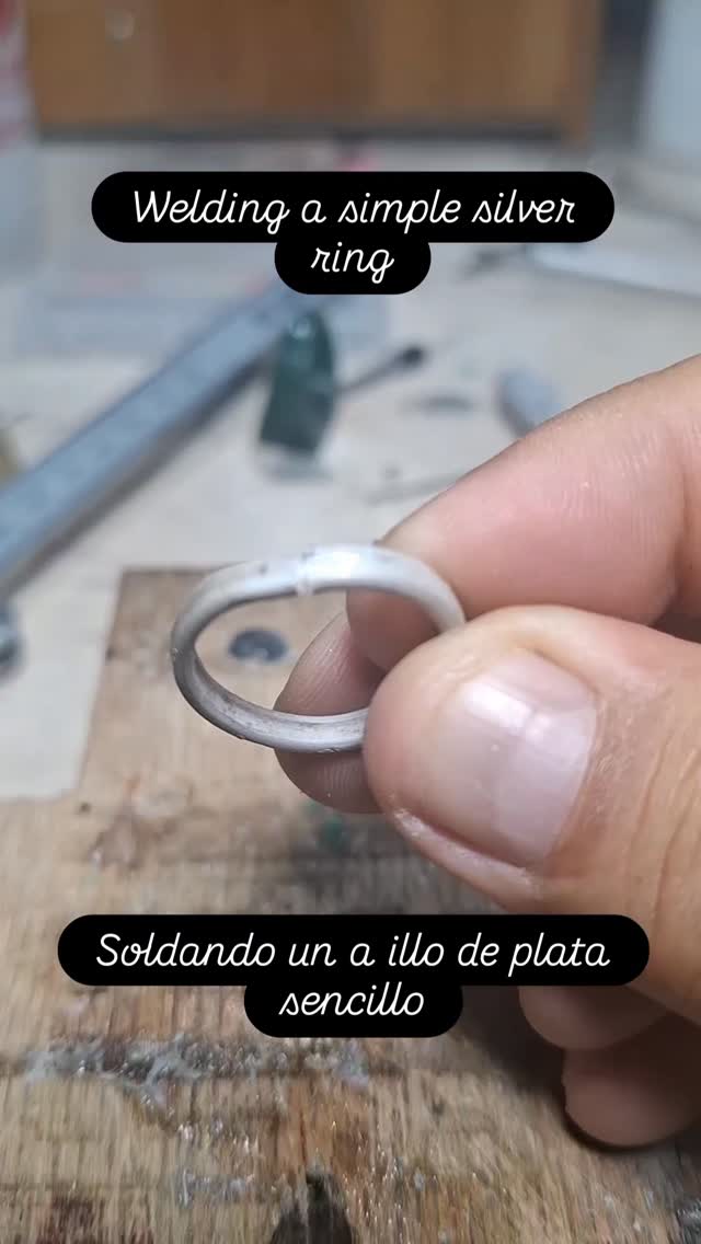 Welding a simple silver ring, send pm if are interested on a comition.
Soldando un anillo de plata sencillo, mande privado si ke interesa una comision.
#joyeriamexicana #joyeria #jewelry #joyeriaartesanal #handmade