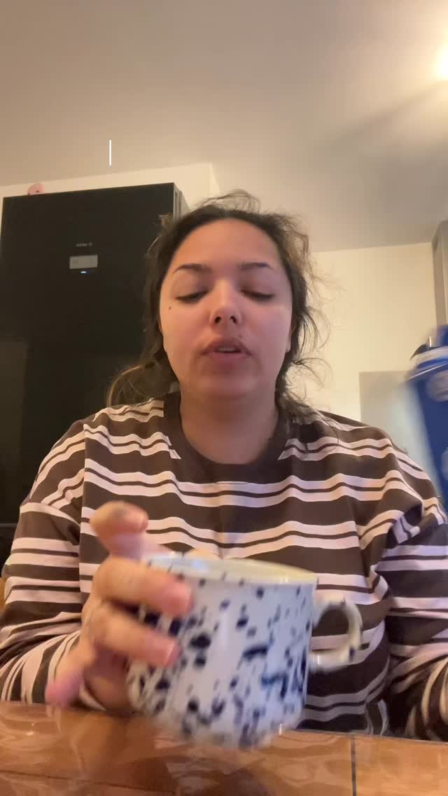 Sous grosse migraine mais j’ai deniché des objets adorables !!! Vous êtes pas prêts, c’est tellement jolis, envie de tout garder 🫣 dû petit vase à l’oreiller brodé, des objets d’antan, précieux à petits prix 🦢