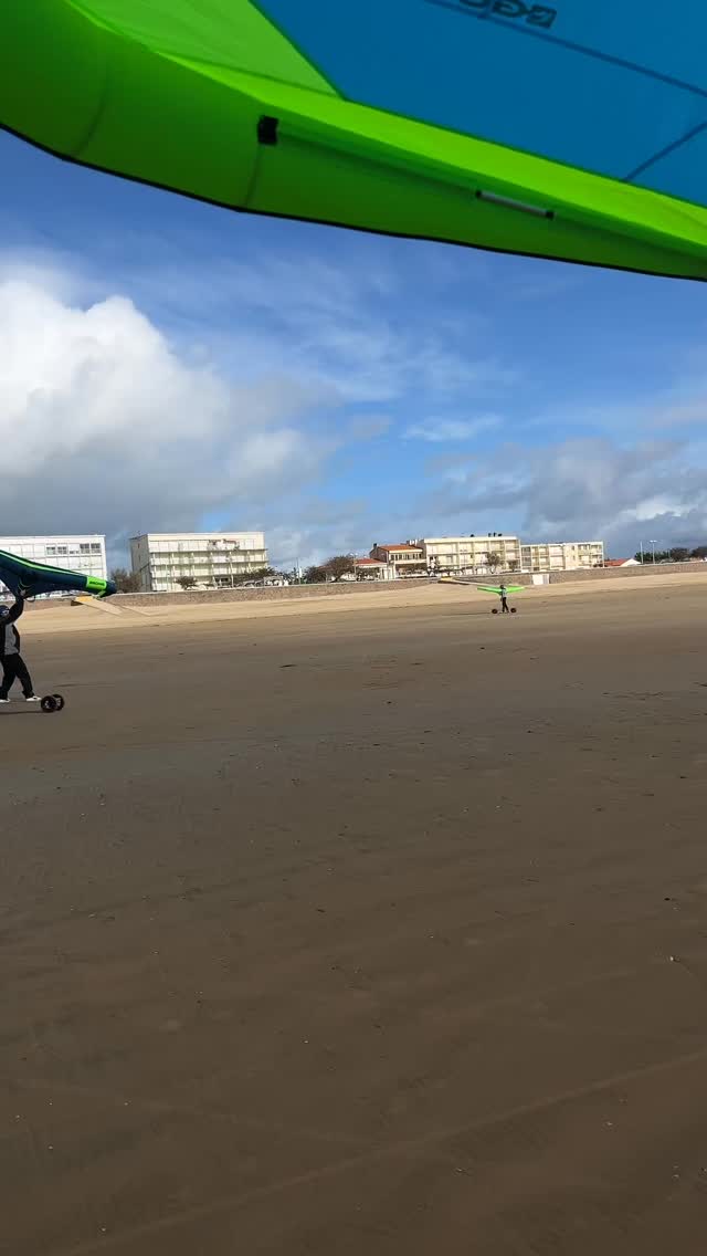 Hello les riders 🤙
Du vent, de la glisse et du sable… le combo parfait ! 🌬️🏖️
Viens tester la wingskate sur la plage à la base nautique de Saint-Jean-de-Monts et profiter de super sensations !
Débutant ou déjà rider, viens prendre l’aile et rouler avec nous 😎
Tag un ou une pote en commentaire avec qui tu aimerais en faire 👇
📍 Base nautique de Saint-Jean-de-Monts
#wingskateboarding #basenautique #vent
