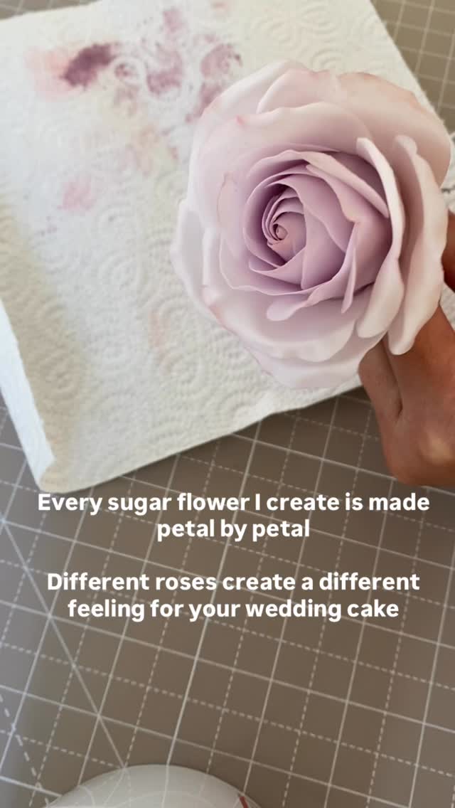 🔽🔽🔽
If you’re wondering how different my handmade sugar roses can be, I create several types and sizes ☺️ so today I’m sharing some of my most popular ones.
Every sugar rose I make is crafted petal by petal.🌸
Different styles can bring a different feeling to your wedding cake.
Which one would you choose? 🌹
Classic, Mini, or David Austin… or maybe all three?
If you’re planning your wedding cake, feel free to save this post 😉 it may help when we talk about your design during our consultation.
Yuko🌸
*・゜゚・*:.。..。.:*・'(*゚▽゚*)'・*:.。. .。.:*・゜゚・*
こんにちは☺️
イギリスでオーダーメイドのウェディングケーキ屋
をしています。
シュガーフラワーを作るのが大好きです。
ジャンルを問わず日本の方と繋がれたら嬉しく思います💓☺️お気軽にコメントいただけると嬉しいです!
#sugarflowers #weddingcakes #elegantweddingcakes #luxuryweddings #elegantwedding