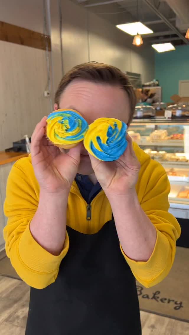 ๐ ๐ฌ๐ฐ๐๐๐ญ ๐ฐ๐๐ฒ ๐ญ๐จ ๐๐๐ฅ๐๐๐ซ๐๐ญ๐ ๐๐จ๐ซ๐ฅ๐ ๐๐จ๐ฐ๐ง ๐๐ฒ๐ง๐๐ซ๐จ๐ฆ๐ ๐๐๐ฒ ๐๐
Andrew is teaming up with @mommabearsbakery to create these beautiful blue & yellow cupcakes in honour of the day.
100% ๐ฐ๐ง ๐ต๐ฉ๐ฆ ๐ฑ๐ณ๐ฐ๐ค๐ฆ๐ฆ๐ฅ๐ด ๐ด๐ถ๐ฑ๐ฑ๐ฐ๐ณ๐ต ๐ฑ๐ณ๐ฐ๐จ๐ณ๐ข๐ฎ๐ด ๐ง๐ฐ๐ณ ๐ฑ๐ฆ๐ฐ๐ฑ๐ญ๐ฆ ๐ธ๐ช๐ต๐ฉ ๐ช๐ฏ๐ต๐ฆ๐ญ๐ญ๐ฆ๐ค๐ต๐ถ๐ข๐ญ ๐ฅ๐ช๐ด๐ข๐ฃ๐ช๐ญ๐ช๐ต๐ช๐ฆ๐ด.
๐ง 6 cupcakes for $17
๐
Pick-up: March 19, 20 & 21
๐ Kingsville โ 313 Main St E Unit 12
โจ Andrew will be decorating cupcakes Friday, March 20 from 11am-3pm at the bakery!
๐๐ฒ ๐๐๐ฟ๐ฒ ๐๐ผ ๐ฝ๐ฟ๐ฒ-๐ผ๐ฟ๐ฑ๐ฒ๐ฟ ๐๐ผ๐๐ฟ ๐ฏ๐ฎ๐๐ฐ๐ต:
๐ 519-962-5959 or send a direct message on Instagram or Facebook to Momma Bearโs Bakery
๐๐ฎ๐ฉ๐ฉ๐จ๐ซ๐ญ ๐ฅ๐จ๐๐๐ฅ, ๐๐๐ฅ๐๐๐ซ๐๐ญ๐ ๐๐จ๐ซ๐ฅ๐ ๐๐จ๐ฐ๐ง ๐๐ฒ๐ง๐๐ซ๐จ๐ฆ๐ ๐๐๐ฒ ๐๐ง๐ ๐๐ง๐ฃ๐จ๐ฒ ๐ฌ๐จ๐ฆ๐๐ญ๐ก๐ข๐ง๐ ๐ฌ๐ฐ๐๐๐ญ ๐๐
#kingsvillefoodie #mykingsville
#WorldDownSyndromeDay #Kingsvilleontario #MommaBearsBakery