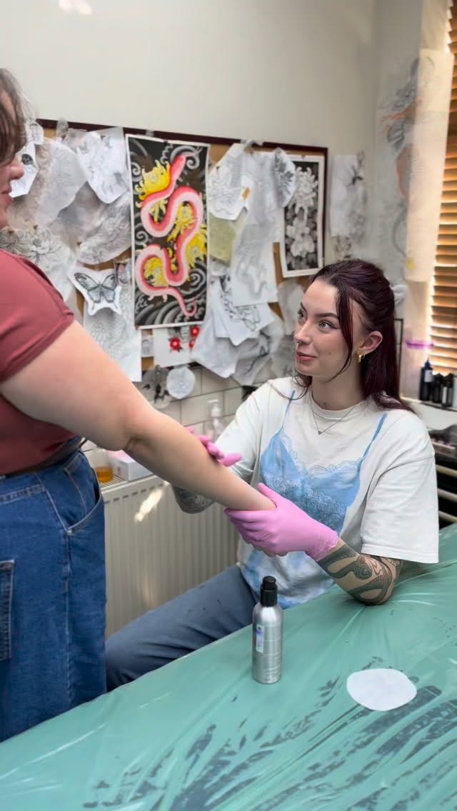 Guys … this lady face by @katcorneytattoo is 🔥🔥
For some sweet lady faces or general great tats just send Kat a dm or alternatively visit our website for our enquiry form 😘✌️
#ladyfacetattoo #tattoostudio #blackandgreytattoo #tattoo #londontattooartist