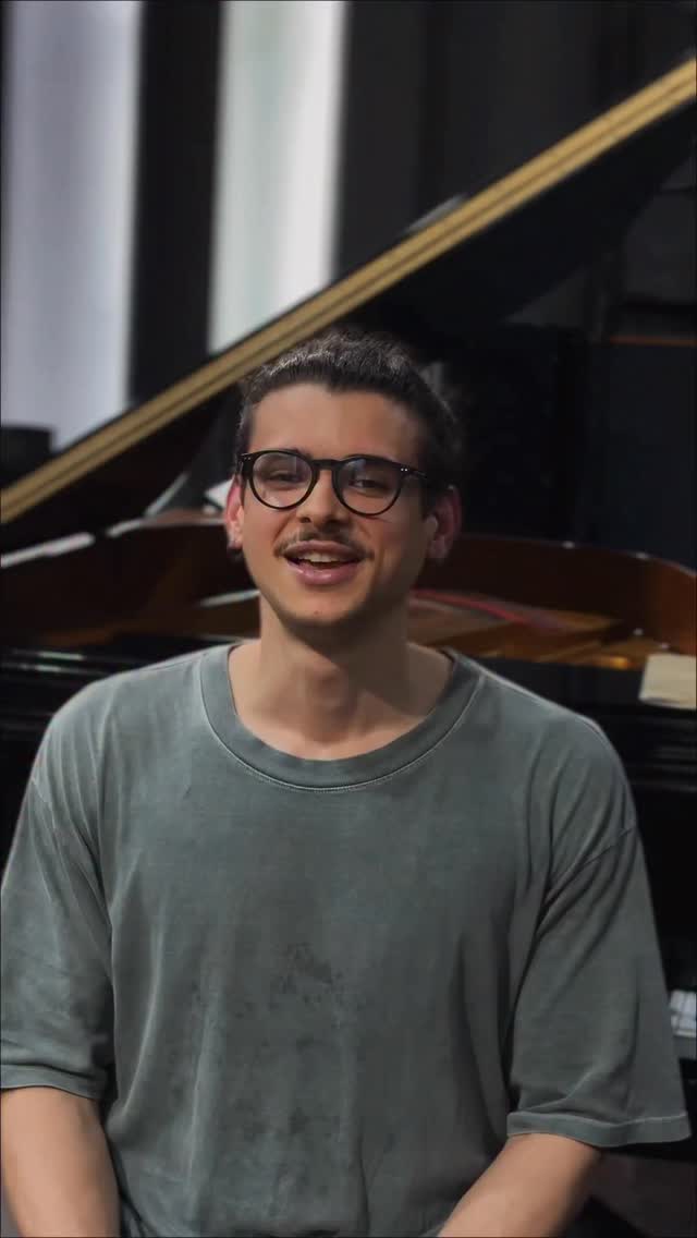 O pianista @bernardo.borges__ tem um convite especial para você! 🎹
Na próxima quinta-feira, 19 de março, ele sobe ao palco ao lado da Orquestra Sinfônica de Limeira para interpretar o Concerto nº 2 para Piano, de Camille Saint-Saëns, uma obra marcada pelo virtuosismo e pela intensidade expressiva que a tornaram uma das mais célebres do repertório pianístico.
O concerto “Sinfonia de Dois Mundos” abre a temporada 2026 da OSLI sob regência do maestro Rodrigo Müller, reunindo obras de Carlos Gomes, Camille Saint-Saëns e Francisco Mignone.
📍 Teatro Vitória
🗓 19 de março
🕣 20h30
Garanta seu ingresso e venha viver essa noite de grandes encontros entre a música europeia e brasileira. O link está na bio.