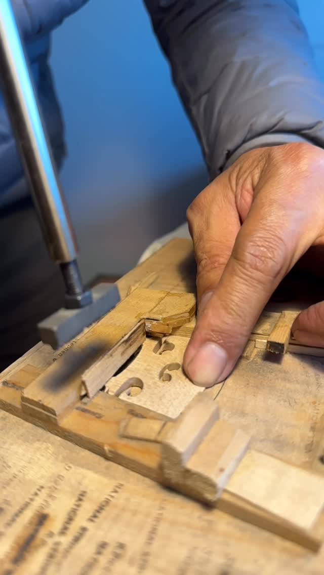 為每隻手工琴橋加