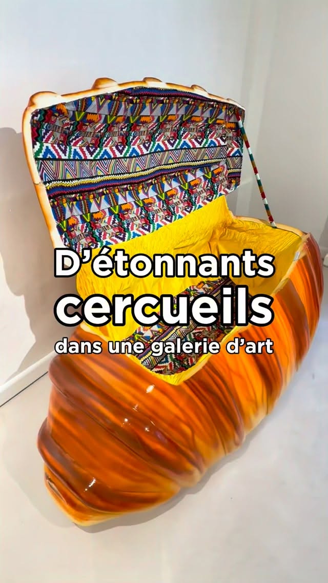 Aujourd’hui, je vous emmène du côté de Belleville, découvrir une exposition gratuite vraiment originale à la galerie Nothing Serious. Elle s’intitule « From Paa Joe to Paaris » et met à l’honneur l’artiste ghanéen Paa Joe, célèbre pour ses cercueils sculptés très particuliers. Au total, on peut y voir 25 pièces étonnantes crées autour des symboles parisiens : un croissant, un pigeon, une bouteille de vin ou même un paquet de cigarettes Au Ghana, ces cercueils font partie d’une tradition funéraire bien spécifique : ils sont conçus pour représenter la vie, le métier ou la personnalité du défunt, comme une façon de relier la vie sur terre et l’au-delà. Ici, l’artiste, qui a travaillé avec son fils, revisite cette tradition avec beaucoup d’humour et de créativité. Aujourd’hui considéré comme l’un des artistes ghanéens les plus importants de sa génération, il a déjà exposé dans de grands musées internationaux comme la Tate Modern ou le Guggenheim Museum Bilbao. Découvrez cette exposition gratuite jusqu’au 24 mai 2026.
———————
📍Galerie Nothing Serious
6 Rue de Vaucouleurs - Paris 11
Ouvert jeudi et vendredi et 14h à 18h, et samedi de 13h à 18h
Entrée gratuite
#timeoutparis #parisinsolite #quefaireaparis #galeriedartparis