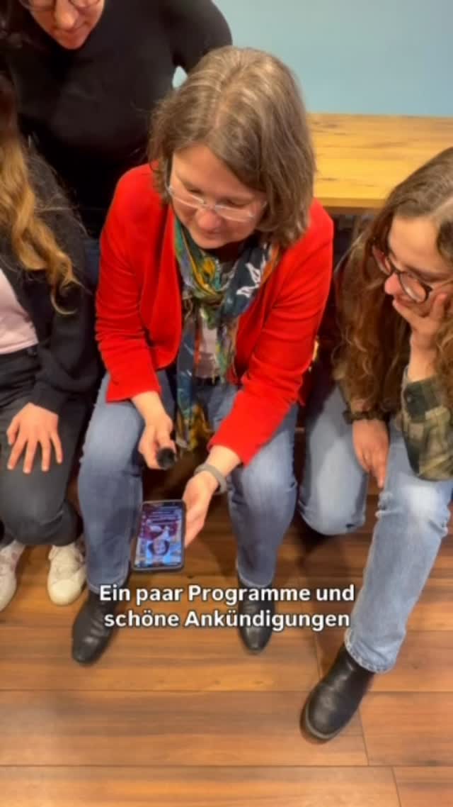 Zum Frauen*streiktag machen wir klar: Gleichstellung in der Wissenschaft kommt nicht von allein.
Obwohl Frauen heute die Hälfte der Studierenden stellen, sind nur rund 30 % der Professuren in Deutschland mit Frauen besetzt. Strukturelle Hürden, unsichere Karrierewege und fehlende Vereinbarkeit bremsen viele Wissenschaftlerinnen aus.
Als bündnisgrüne Wissenschaftspolitikerinnen* in den Ländern setzen wir uns deshalb für echte Veränderungen ein:
➡️ bessere Arbeitsbedingungen
➡️ Schließung des Genderpaygaps
➡️ gezielte Förderung von Wissenschaftlerinnen*
Nur um ein paar zu nennen…
Denn klar ist: Exzellente Forschung braucht Vielfalt und gleiche Chancen.
Für Gleichberechtigung kämpfen wir 365 Tage im Jahr.
Danke für die Inspo an @andrea_luebcke_ew und @gruenebundestag
Auch danke an @selina_storm_ fürs mit machen. Wir sind anscheinend zu viele coole Frauen in der Wissenschaftspolitik für Instagram.
#Gleichstellung #frauenstärkenfrauen #frauenstreik #Wissenschaft feministischerkampftag