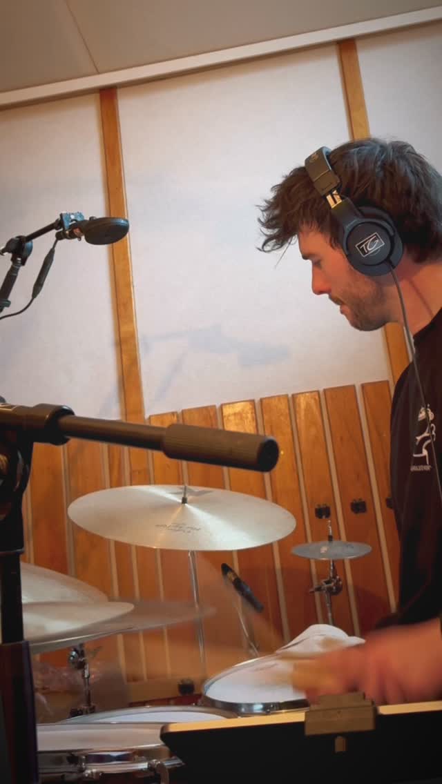 Oops, dynamics left the chat.
Little studio workout at @rockstar_recordings_studio with @flatearthsocietyorchestra.
Catch us live:
– @haconcerts · 28.04
– @podium_jin · 29.04
– @bimhuis · 01.05
– @paradoxtilburg · 08.05
– @lottobrusselsjazzweekend · 23.05
Yihaaa. 🥁
@zildjiancompany @vicfirth