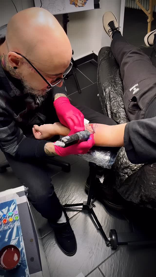 🌈Colorful news are on the way✈️!
by: Leo / @leotattoons
TERMINE:
📥 Instagram DMs
📱 +49 0511 4885681
✉️ info@hautdesign-tattoo.de
-
🗣️Kostenlose Beratung
#HautdesignTattoo ist Mitglied des @dot_e.v
#hannover #langenhagen #fullcolortattoo #cartoontattoo