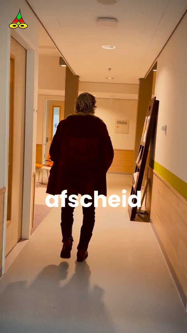 – Afscheid
Het moest eraf.
Poëziejournaal – dichterlijke reportages met rechte rug en open hart.
✍️ Maurice Jonkers & 🎥 Hilma ten Boske
Volg @poeziejournaal
#poeziejournaal
#dichterlijkereportages
#houdezonzijde
#poezie
#kunst
#poezievanalledag
#afscheid
#stem