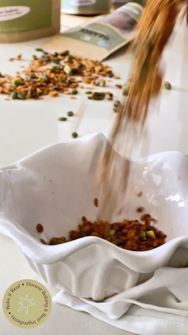 Esta granola está formulada con intención.
No todas las granolas generan la misma sensación.
Cuando hay fibra, grasas naturales y dulce moderado,
la energía se mantiene más estable.
Bake It Real.
Más natural. Más real.
#bienestar #bakeitreal #saludable #granolabowl #comidareal