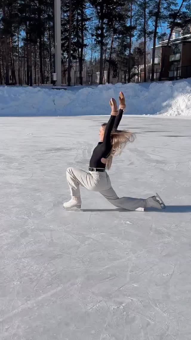 Is there anything better than outdoor skating in the sunshine? 🤩☀️ Spectacular skating by Oona Ounasvuori on John Wilson blades 🙌🔥 #JohnWilsonBlades
📷️: @oona.anniina
#FigureSkating #IceSkating #OutdoorSkating #FigureSkates