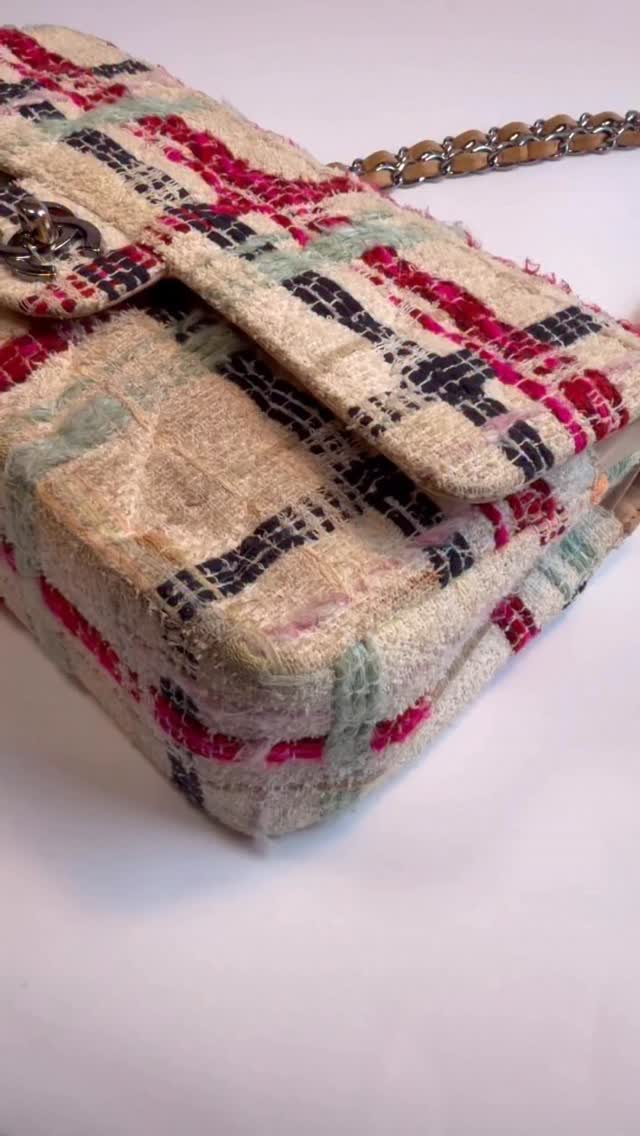 Vintage deserves a second life. ✨
This @chanelofficial tweed handbag was sent to our Maker Paola Z for a full refresh- from a deep clean to careful strap repair.
At The Seam, we believe true luxury isn’t disposable. It’s cared for, restored, and kept in circulation over and over again ♻️
#TheSeam #vintagechanel #HandbagRestoration #VintageLuxury #Makers