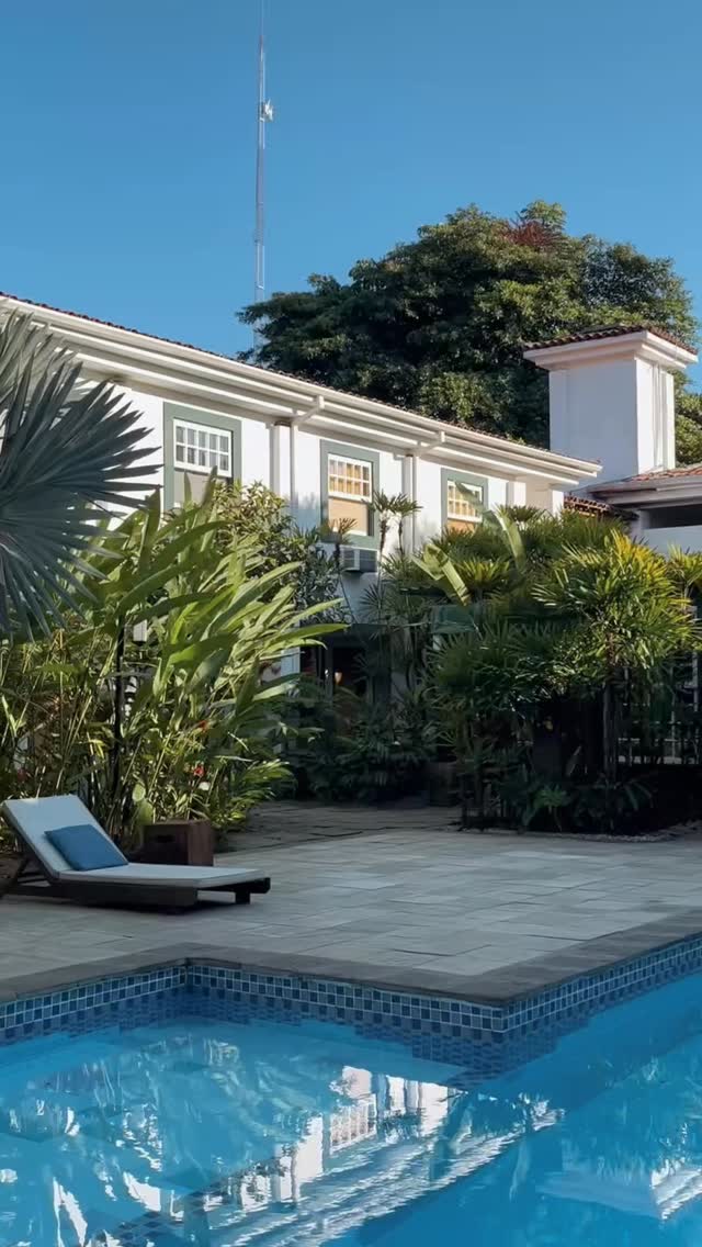 Manhãs que começam devagar.
Entre o charme histórico de Paraty e a tranquilidade do jardim.
Na Pousada do Príncipe, cada detalhe convida a aproveitar o tempo com calma. 
⸻
Mornings that begin slowly.
Between the historic charm of Paraty and the calm of the garden.
At Pousada do Príncipe, every detail invites you to slow down and enjoy the moment.
#PousadaDoPrincipe #HospedagemEmParaty #Paraty