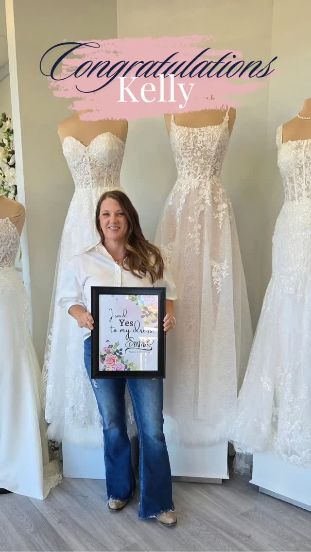 Congratulations to our new Emma's Bride Kelly. She and her Bridal Team say "Yes to the Dress" to an stunning Enchanting by Moncheri Wedding gown.! Cheers to you all. 🎉✨️🥂🍾💐
