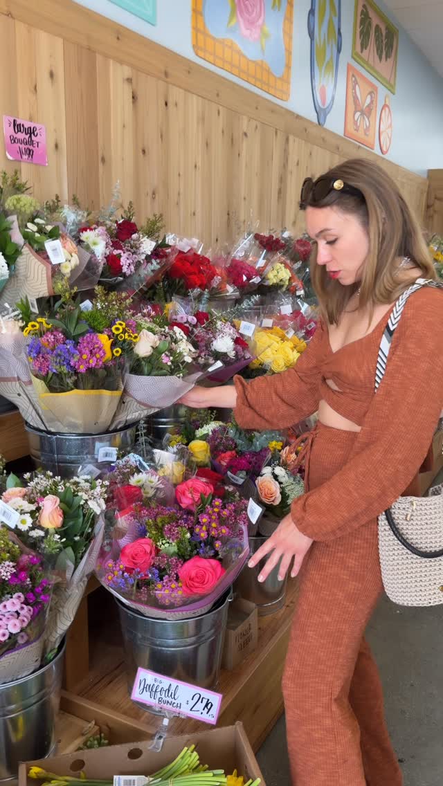 How do you choose flowers for an altar? 🌸
Usually by color, symbolism, and intuition.
Each flower carries a different energy — softness, grounding, renewal.
Today I’m gathering them to prepare the space for A Day to Reset, our women’s reset day in Newport Beach.
Small rituals set the tone for the whole experience.