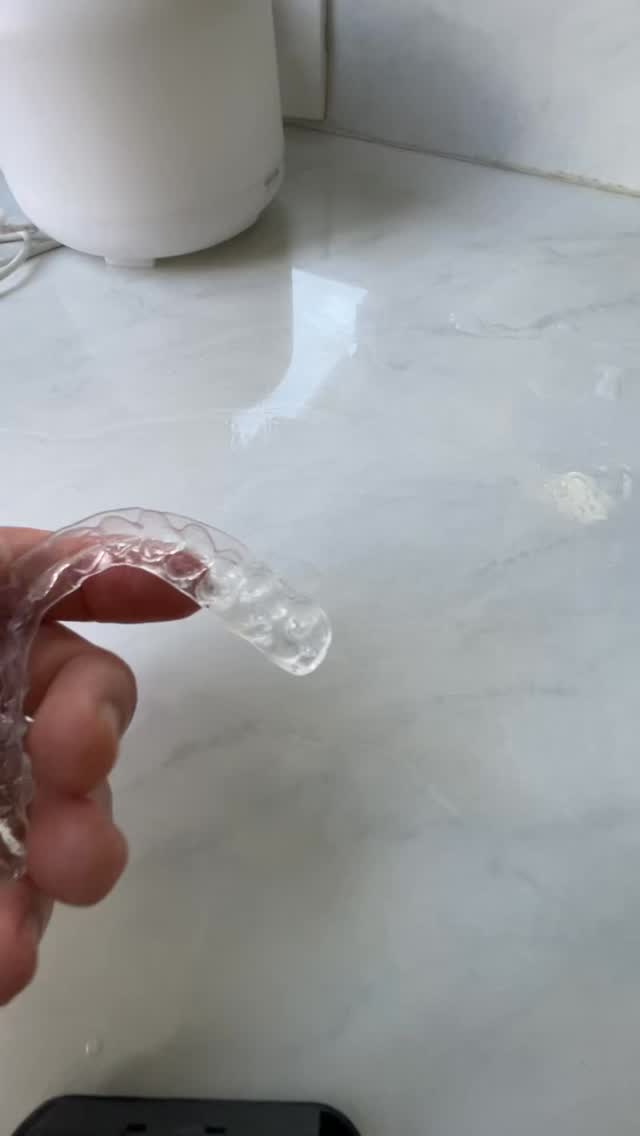 Alinhador amarelado e opaco? Nunca mais! 🧼✨
Uma das dúvidas que mais recebo no consultório (e até no meu próprio tratamento!) é: “Doutor, como eu limpo meu alinhador?”
Muita gente corre para a pasta de dente, mas o excesso de abrasivos nela pode criar microfissuras que deixam o aparelho fosco e retêm mais bactérias.
O segredo de bastidor?
🧼 Detergente neutro: É o melhor desengordurante e mantém a transparência total.
🪥 Escova macia: Higieniza sem riscar.
🫧 Corega Tabs: O “dia de spa” do seu alinhador para uma desinfecção profunda.
Manter seu aparelho limpo é essencial para a saúde da sua gengiva e para a estética do seu sorriso durante o processo.
Você já sabia que podia usar detergente ou usava pasta de dente? Me conta aqui nos comentários! 👇